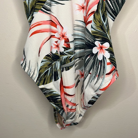 Floral one piece Medium - Picture 5 of 5